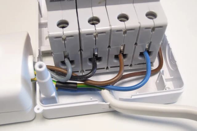 Jak dobrać bezpiecznik do gniazda siłowego 32A? Uniknij błędów i zagrożeń! Jak dobrać bezpiecznik do gniazda siłowego 32A? Uniknij błędów i zagrożeń!